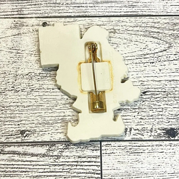 Vintage VTG Hallmark Pin Christmas Brooch Santa Tack Pin 1981 Christmas Kisses - Picture 2 of 4